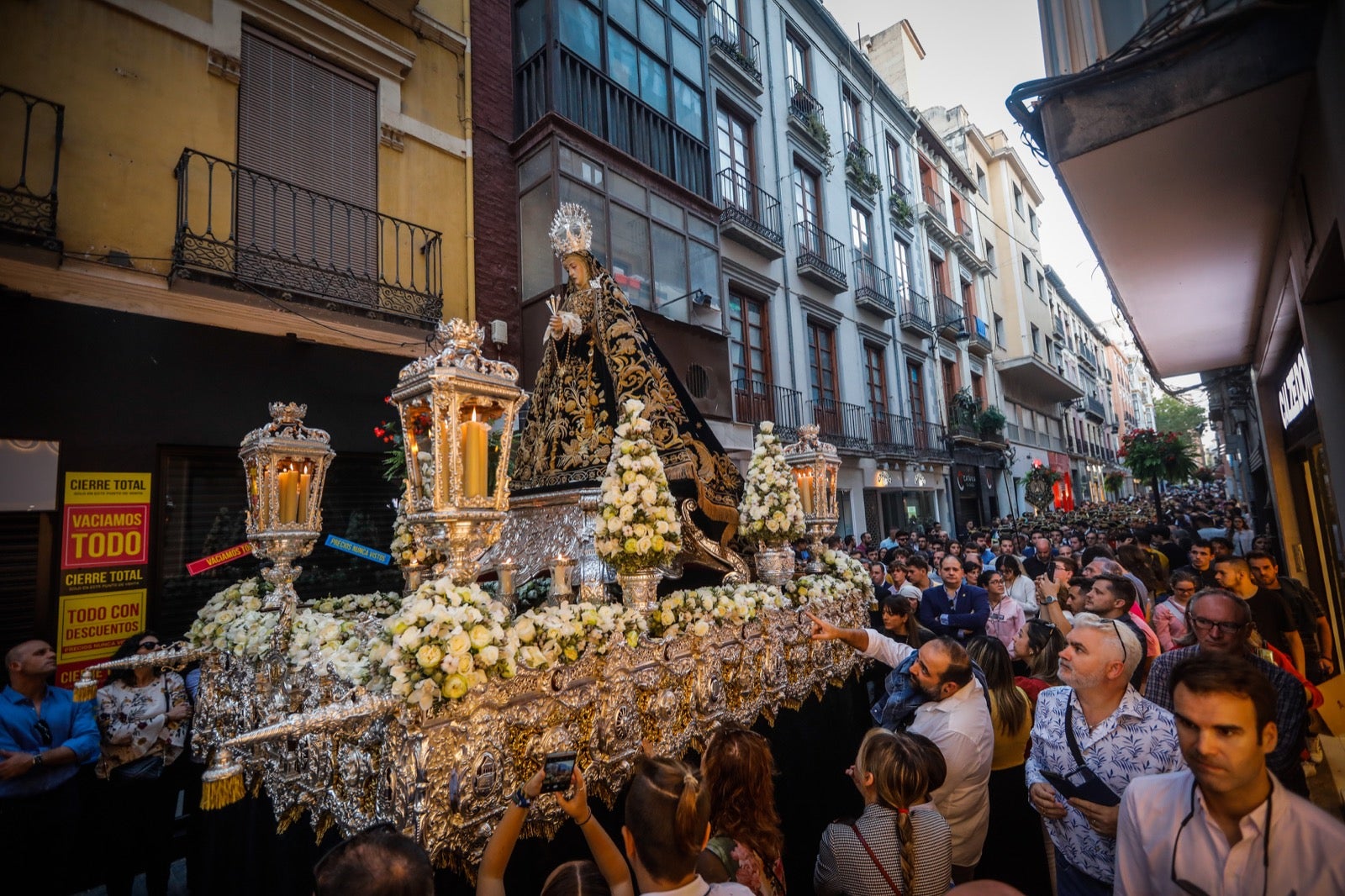 Fotos: Las imágenes de la procesión de coronación de la Soledad en